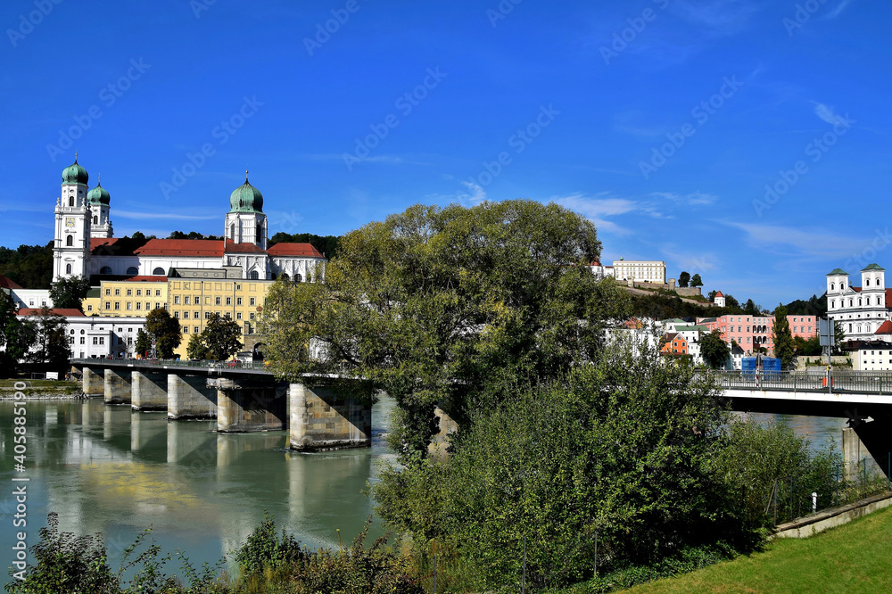 Marienbrücke über die Donau in Passau mit Blick auf den Stefansdom und am rechten Bildrand die St. Michaelskirche