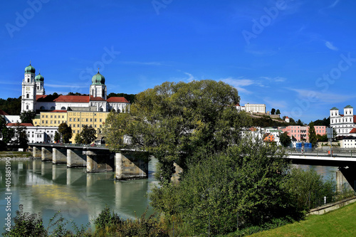 Marienbrücke über die Donau in Passau mit Blick auf den Stefansdom und am rechten Bildrand die St. Michaelskirche © Anton Faustmann