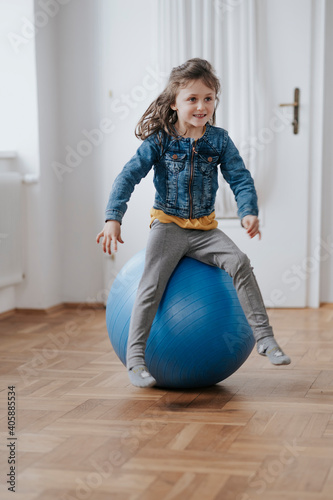 Mädchen mit Gymnastikball photo