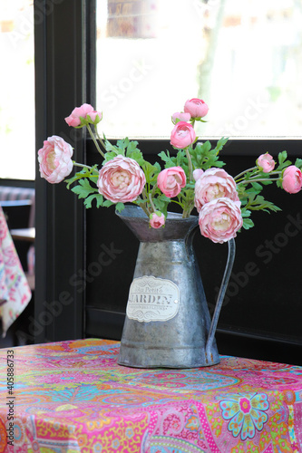 Jarrón con flores rosas