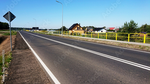 Barierki dla pieszych przy nowej drodze.