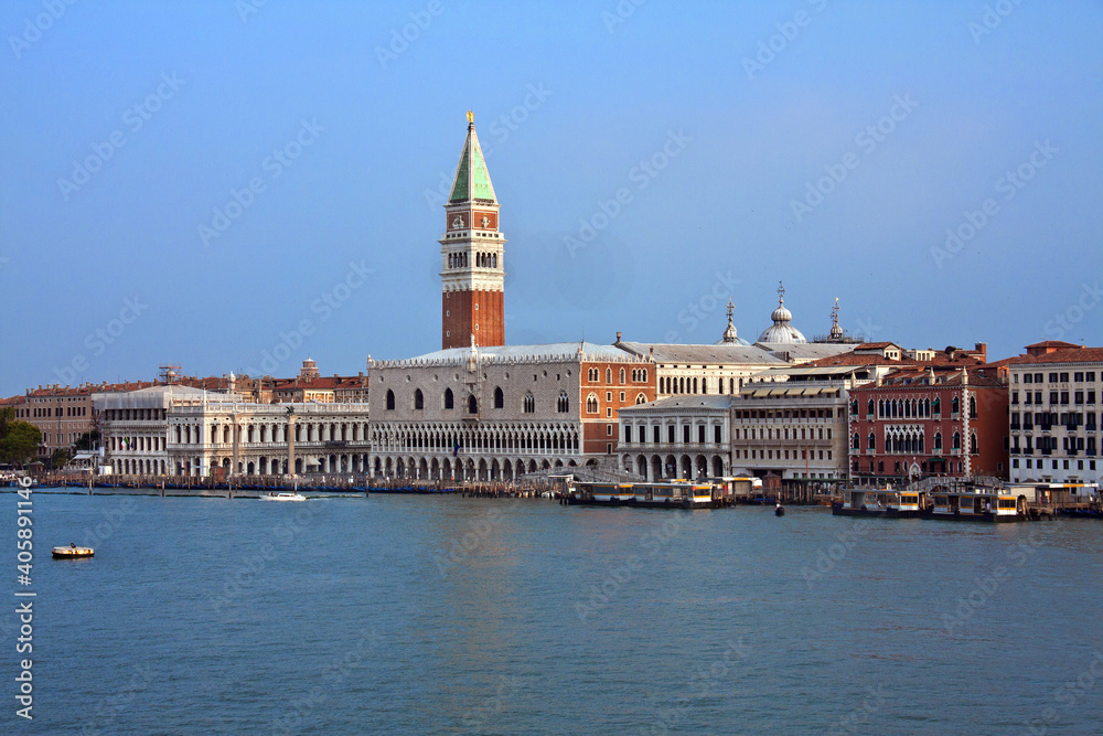 Blick auf den Dogenpalast und Campanile di San Marco in Venedig, Italien