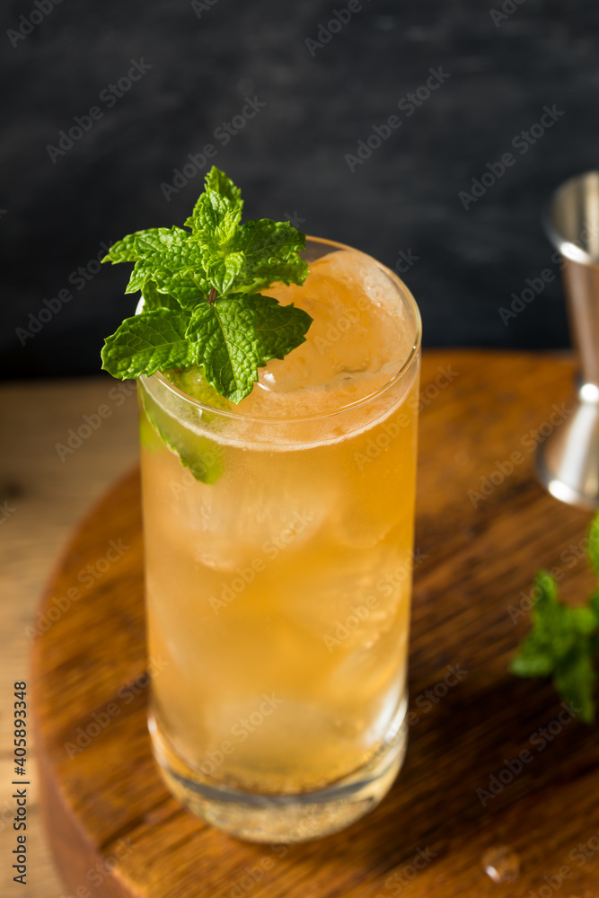 Fototapeta premium Boozy Alcoholic Suffering Bourbon Cocktail