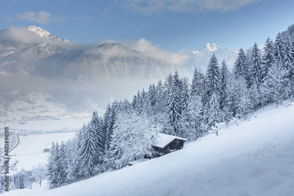 Berghütte im verschneiten Zillertal mit Blick ins Tal Berghütte im verschneiten Zillertal mit Blick ins Tal