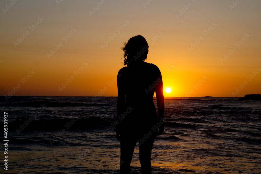 Silueta de mujer en el atardecer