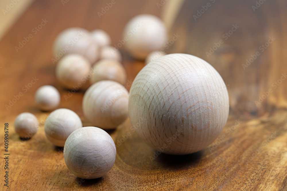 Verschiedene Kugeln aus Holz in Nahaufnahme Verschiedene Kugeln aus Holz in Nahaufnahme