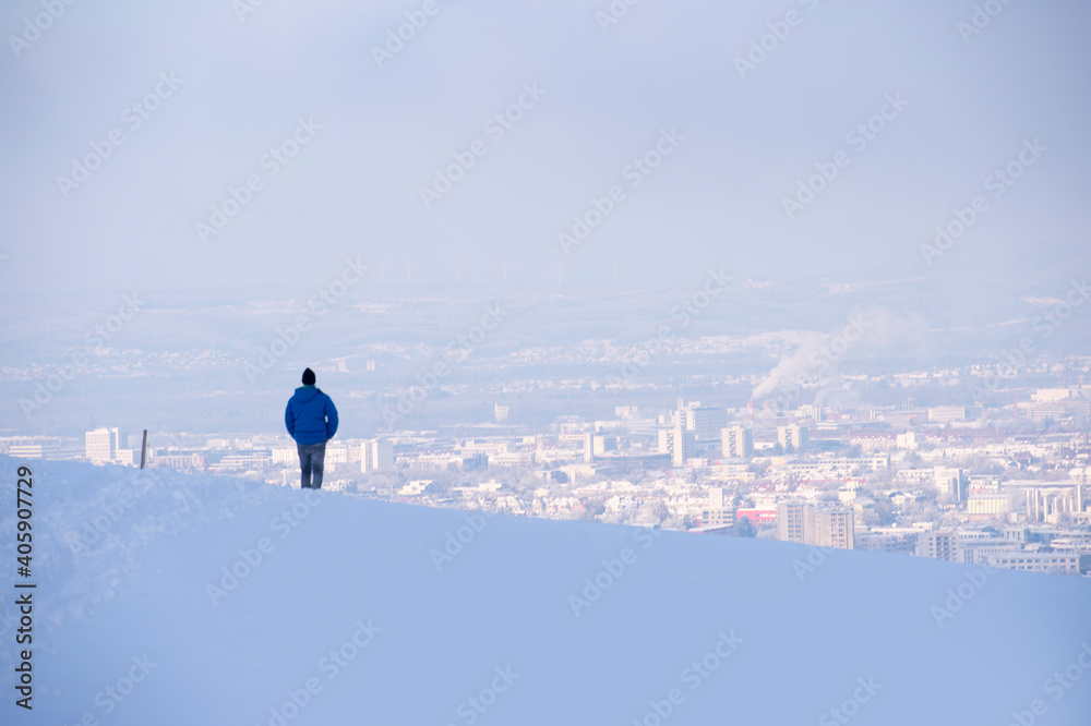 Einsamer Wanderer im Winter auf dem Schönberg mit Blick auf Freiburg