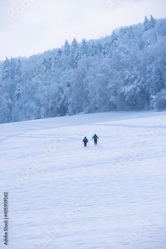 Schneeschuhwanderer in einer verschneiten Landschaft in der Abendd  mmerung fotografiert