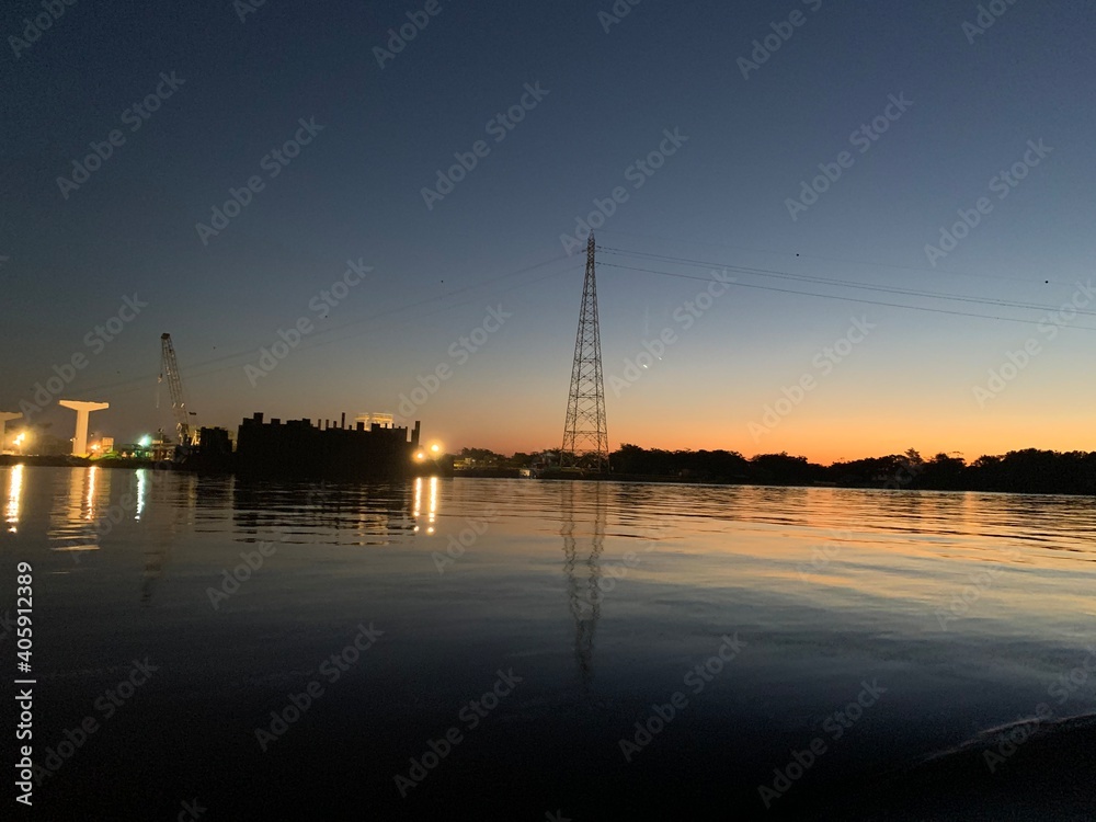Hermoso paisaje, el amanecer salida del sol desde el rio Amazonas, Iquitos - Perú Hermoso paisaje, el amanecer salida del sol desde el rio Amazonas, Iquitos - Perú