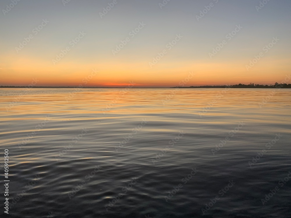 Hermoso paisaje, el amanecer salida del sol desde el rio Amazonas, Iquitos - Perú Hermoso paisaje, el amanecer salida del sol desde el rio Amazonas, Iquitos - Perú