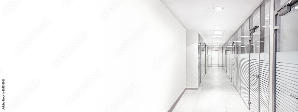 Empty office corridor with glass walls - obrazy, fototapety, plakaty 