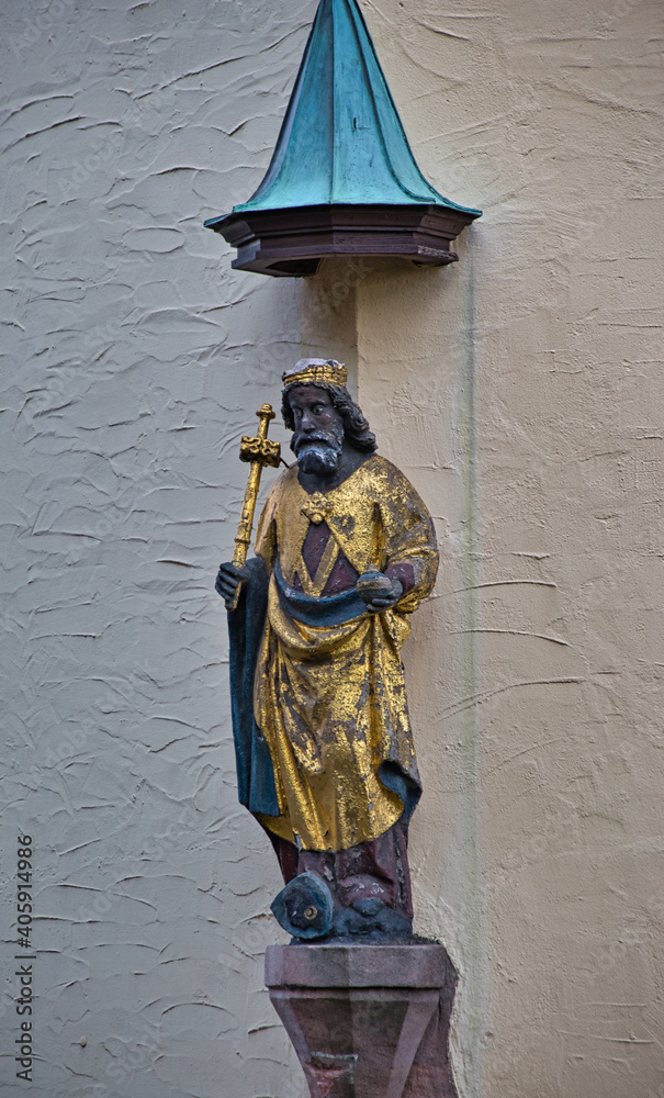 Obraz premium Heiligenfigur an der Wand