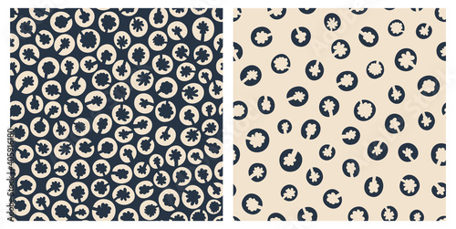 Punkte gefüllt mit floralen Pflanzen minimal nahtloses Muster. Set von zwei grafischen Mustern mit dunkelblauem Hintergrund und ecru Hintergrund.