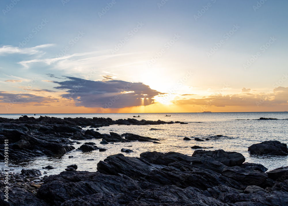 Coucher de soleil sur la mer à Koh Lanta, Thaïlande