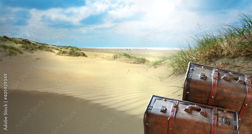 Fototapeta premium Zwei Koffer am Strand
