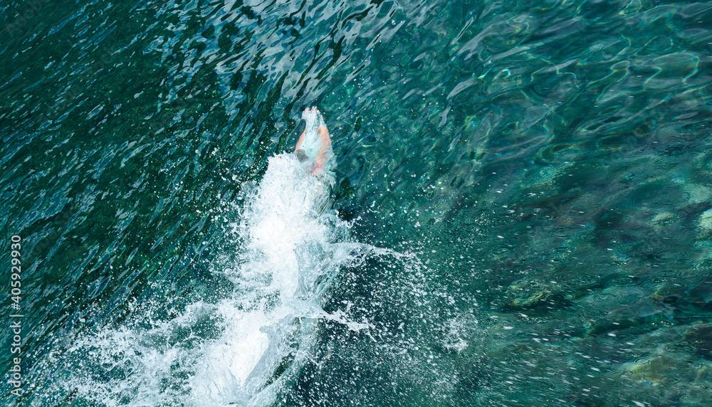 Obraz premium Refreshing, sporty jump and swimming into the sea