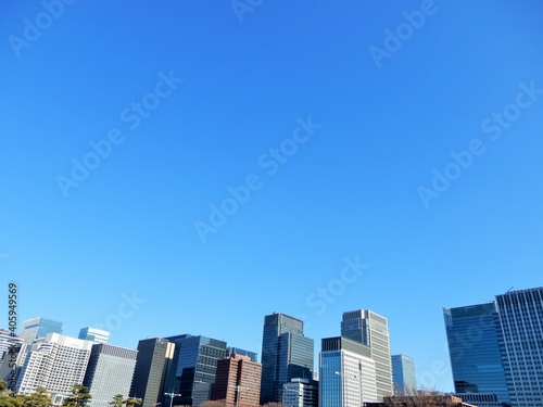 皇居から見たビル群と青空