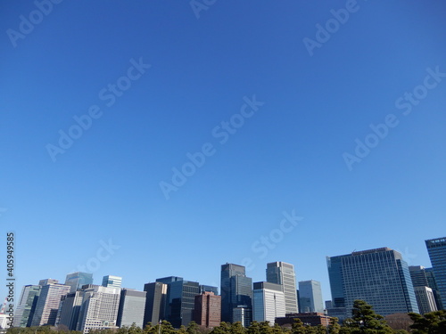 皇居から見たビル群と青空 © haruzo