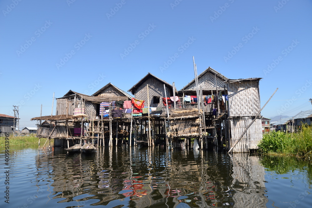 Boote und Häuser auf dem Inle Lake, Myanmar