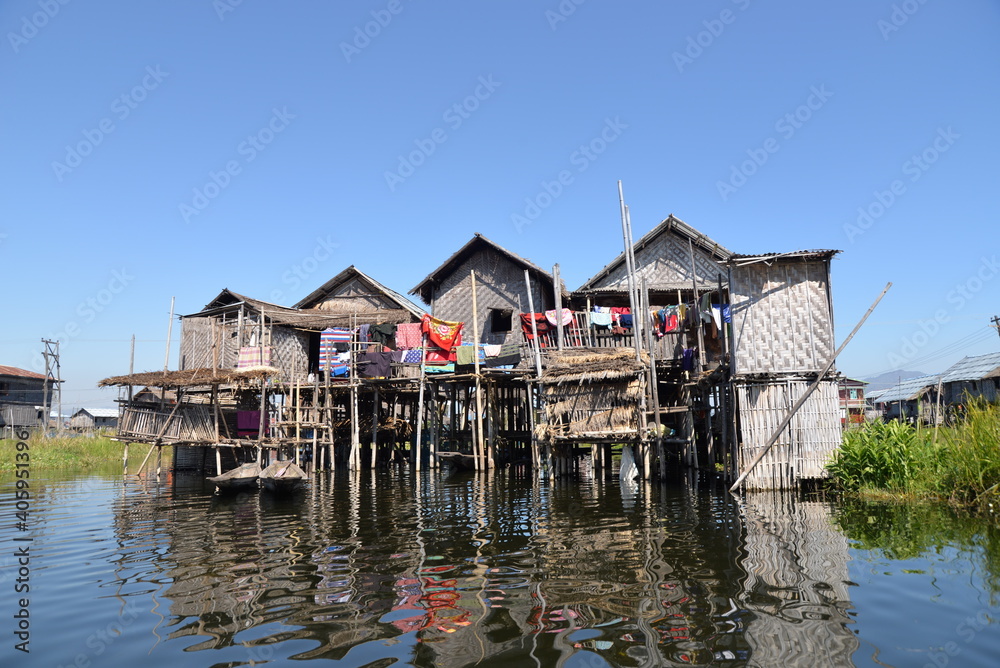 Boote und Häuser auf dem Inle Lake, Myanmar Boote und Häuser auf dem Inle Lake, Myanmar