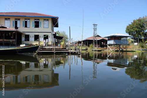 Boote und Häuser auf dem Inle Lake, Myanmar