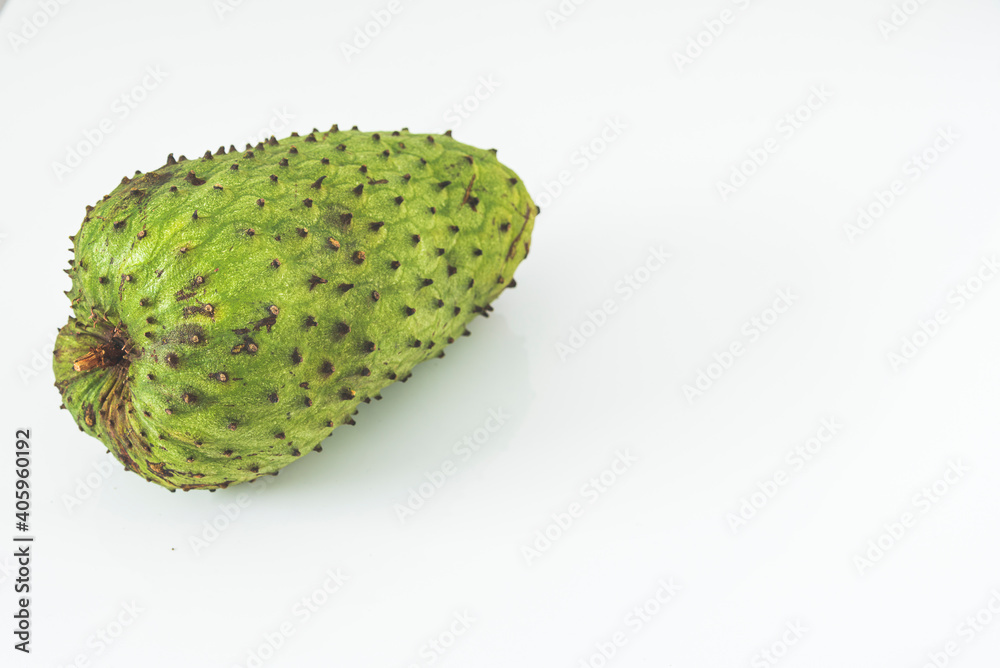 fruta tropical guanábana sobre fondo blanco