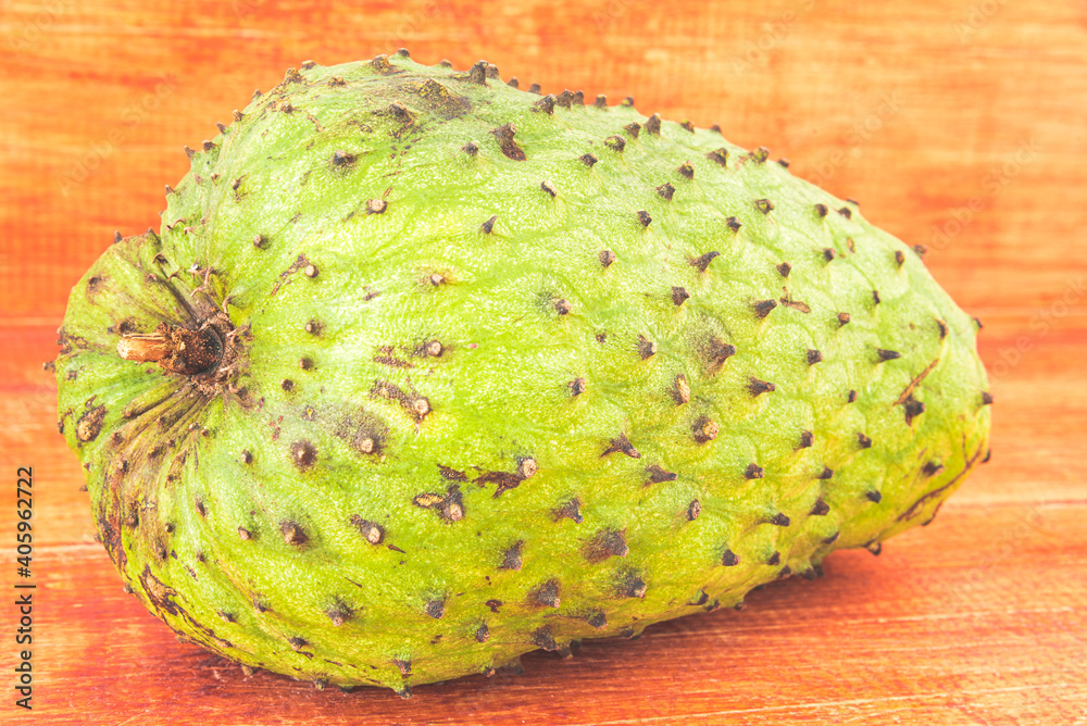 fruta tropical guanábana en fondo de madera