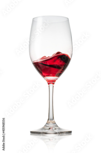グラスに注がれた波打つ赤ワイン
