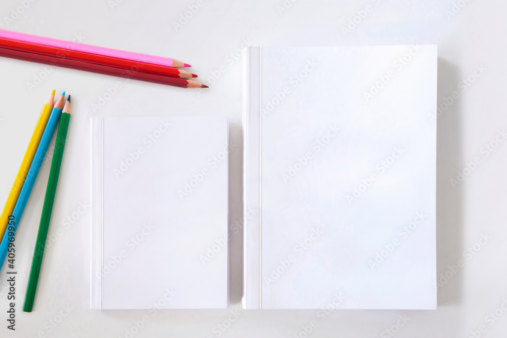 Escritorio vista desde arriba con lápices de colores. Espacio para texto o dibujo. Escritorio vista desde arriba con lápices de colores. Espacio para texto o dibujo.