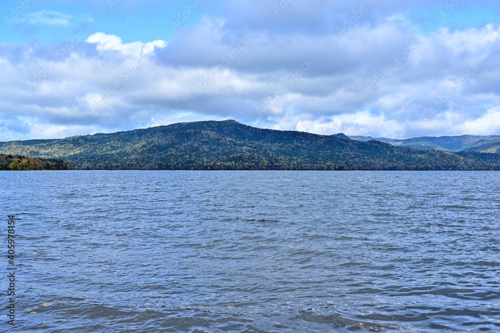 湖岸から見た阿寒湖の紅葉情景＠北海道