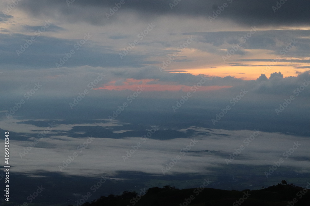 Fototapeta premium Nature from the top of the mountain, forest, and clouds form a sea of ​​mist. The air is cool and the sun shines through in the morning. Ideas for travel pictures Rest on vacation. Photo in Thailand.