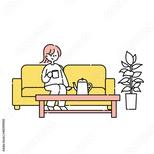 ソファーでくつろぐ女性