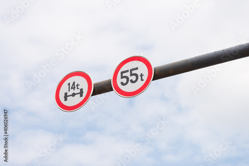 weight limit sign with blue sky