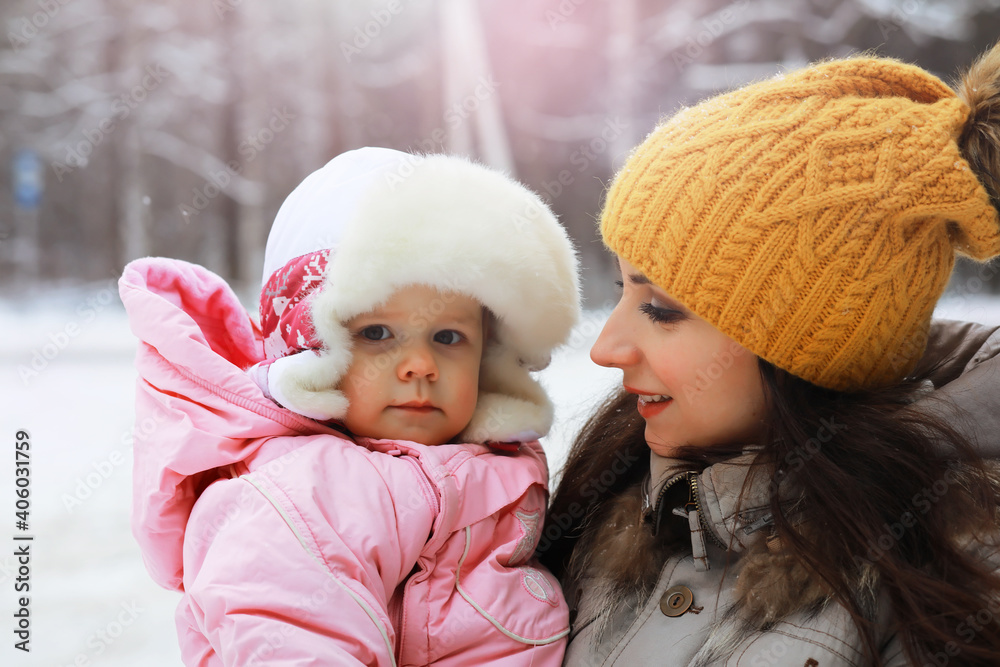 Obraz premium Happy family playing and laughing in winter outdoors in the snow. City park winter day.