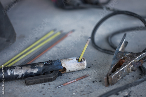 Foto Selective focus shot of a welding ground clamp and electrode holder or stinger