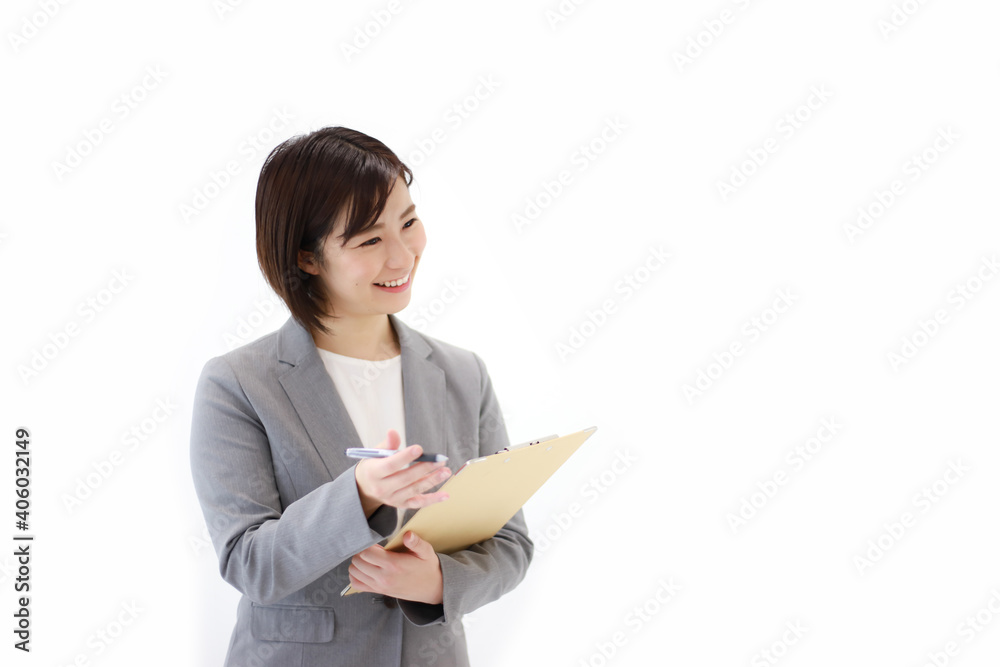 バインダーを持つ女性社員 バインダーを持つ女性社員