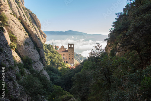 Monserrat. Rutas por la monta  a. Paisajes y vistas de Catalu  a 