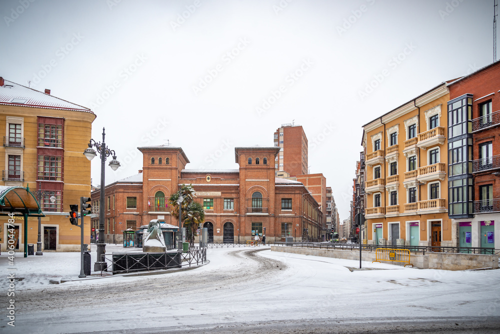 Ciudad de Valladolid con nieve al amanecer en España Europa	