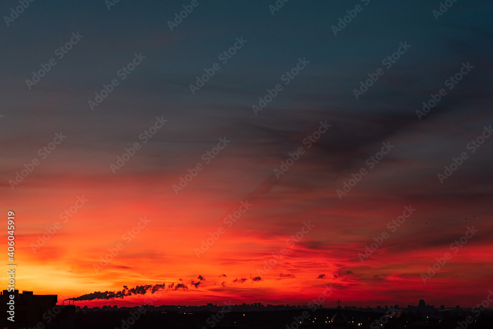 Obraz premium orange sunset over big city