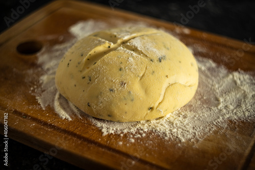 Photography masa de pan o pizza sobre una tabla de madera con harina creciendo o fermentando