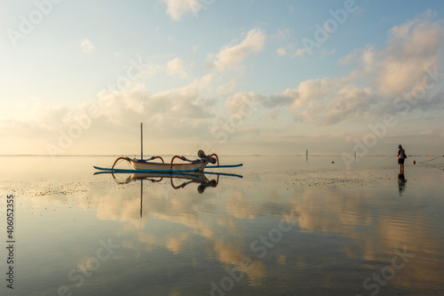 Spiegelung von Auslege Fischerbooten am Strand von Sanur, Bali, Indonesien
