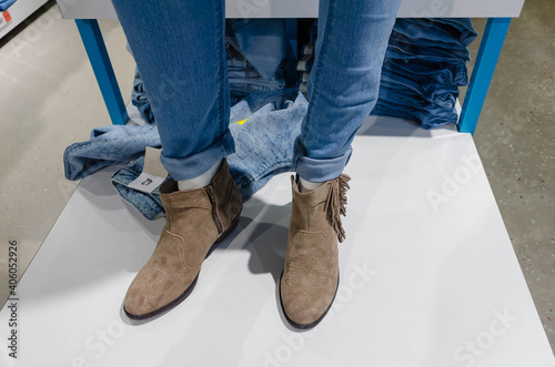 Schuhe, Jeans Teilansicht Handel photo