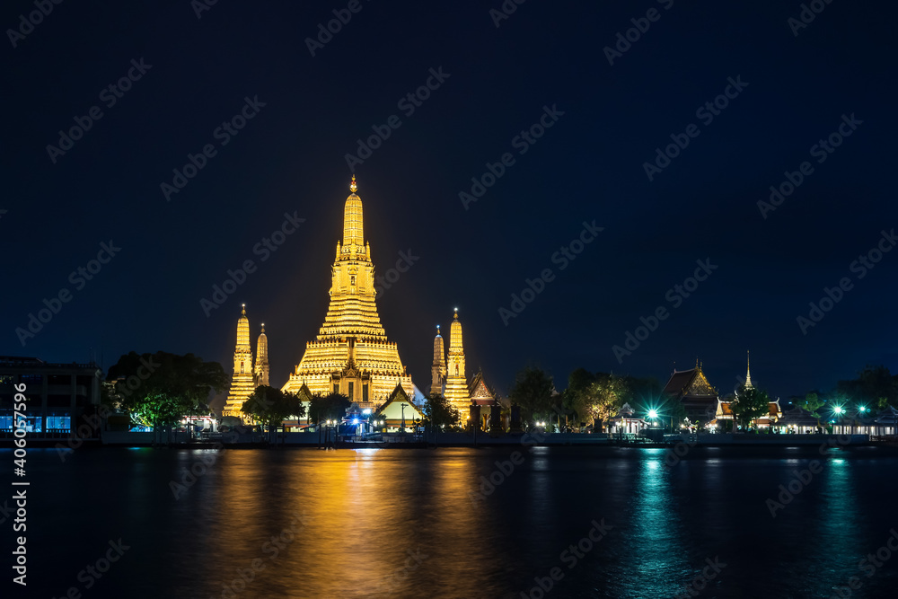 Obraz premium Wat Arun Ratchawararam (Temple of Dawn) and five pagodas at night, famous tourist destination in Bangkok, Thailand