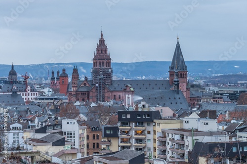 Blick auf den Mainzer Dom und die Altstadt an einem Wintermorgen