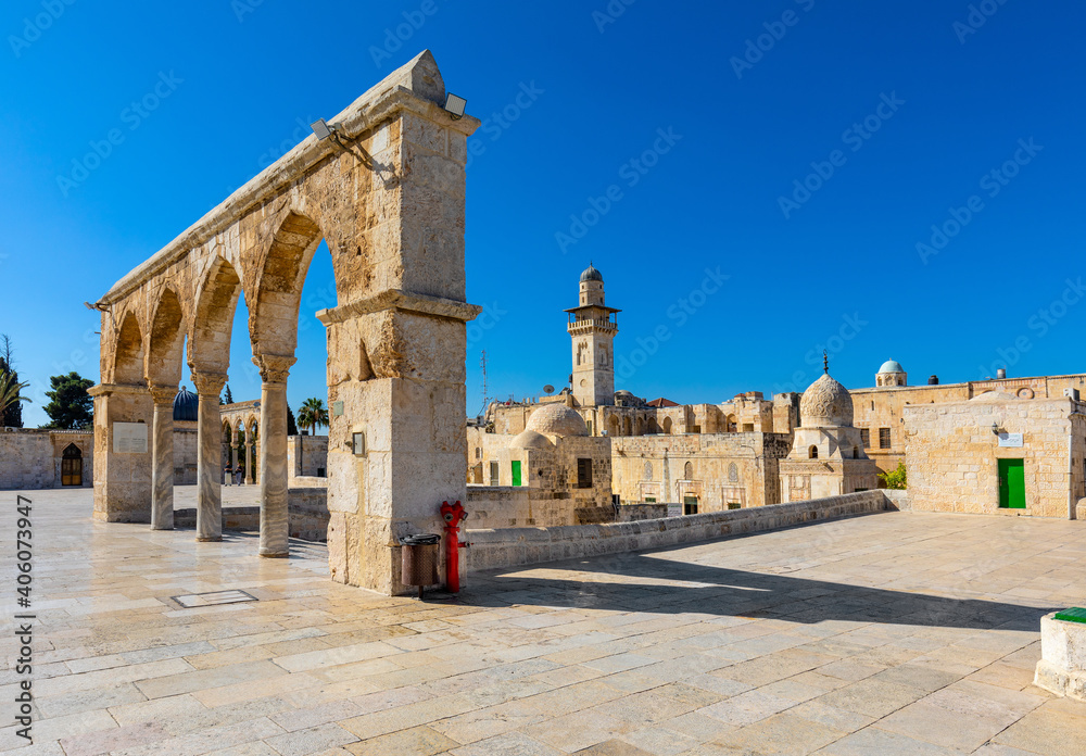 Temple Mount with gateway arches leading to Dome of the Rock, al-Aqsa Mosque and and Bab al-Silsila minaret in Jerusalem Old City, Israel