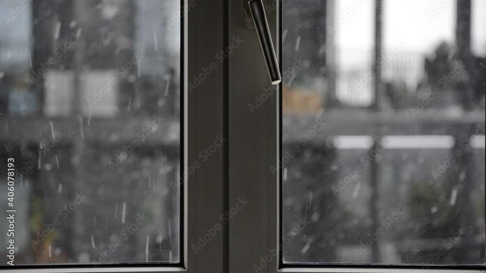 Chute de neige à travers une fenêtre