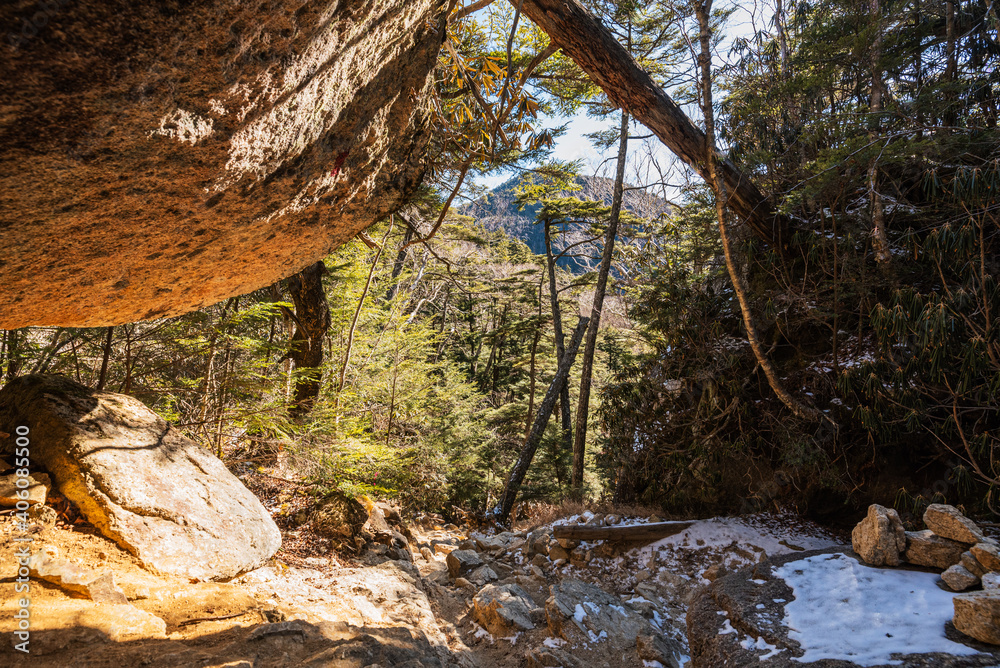 Obraz premium Trails with rock Mizugaki