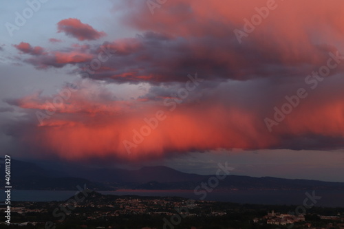 panorama del lago di Garda con nuvole rosse