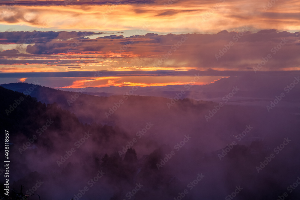 Wunderschöner Sonnenuntergang mit Dampfwolken