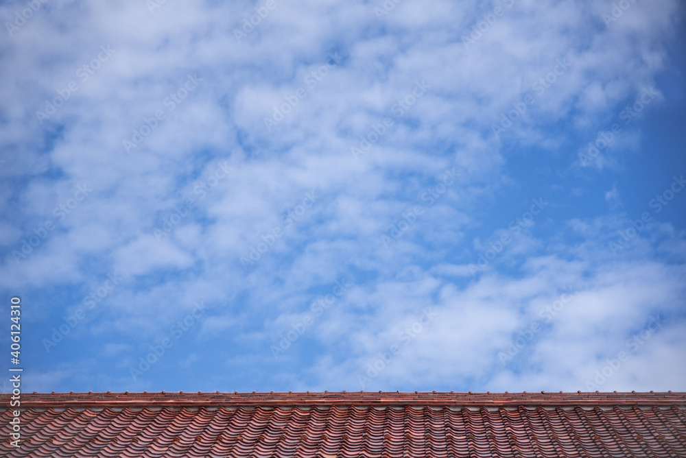 赤い屋根と空